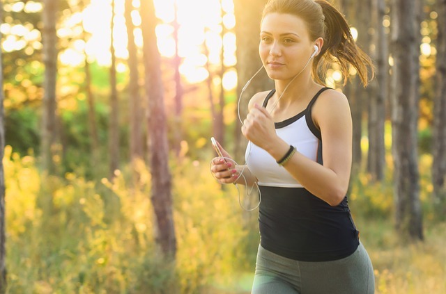 Frau joggt eine Frau läuft durch den Wald